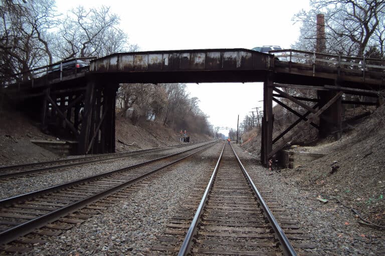 Oak-Street-Bridge-pho-031511-Oak-St_BNSF-103-LRG